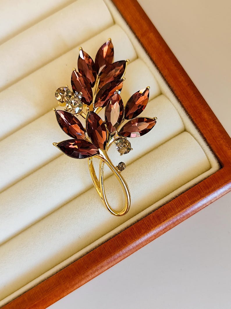 Brown Crystal Foliage Brooch – Luxurious Chic Accessory for Coats, Uniforms, Suits, Hats & Special Occasions